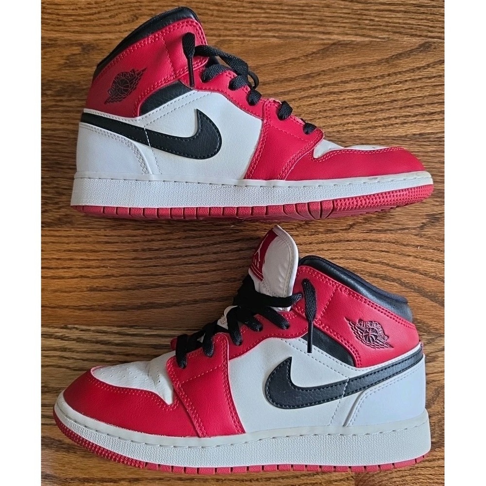 Nike Air Jordan 1 Mid (GS) Size 6.5Y "Chicago" 554725 -173 White/Gym Red-Black